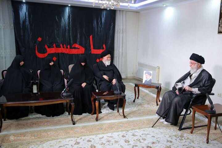 رهبر انقلاب در منزل شهید رییسی حضور یافتند