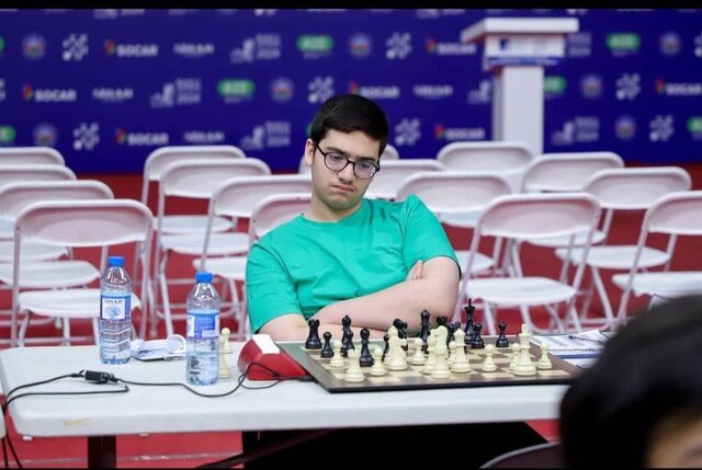 سینا موحد در جمع اساتید بزرگ تاریخ شطرنج ایران در سن ۱۴ سالگی
