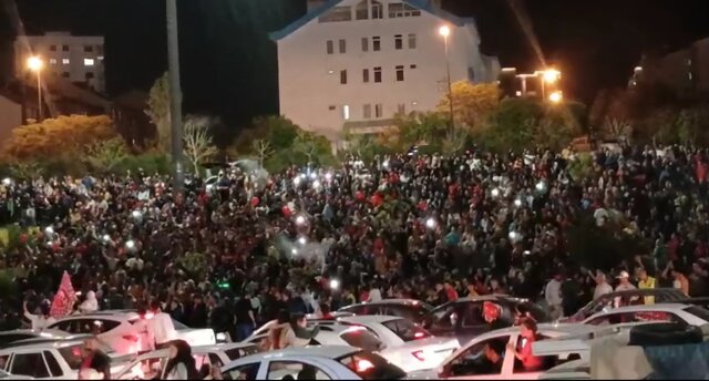 ادامه تجمع هواداران تراکتور با وجود لغو بازگشت تیم به تبریز