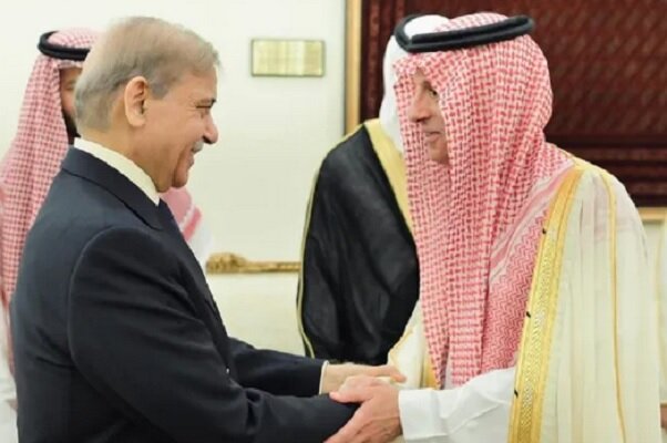 دیدار نخست وزیر پاکستان با مقام سعودی