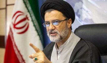 محمود نبویان به تجمع «دانشجویان» مقابل سایت فردو رفت/ استفاده از انرژی هسته‌ای برای تأمین برق هیچ ارتباطی با دارا بودن منابع نفت و گاز ندارد