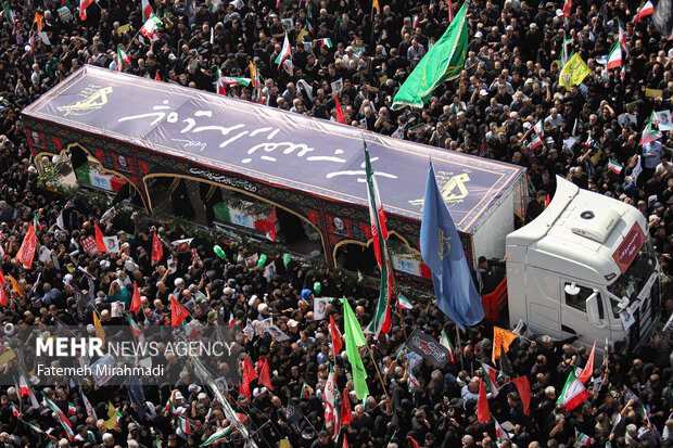 تشییع پیکر ۶۰ شهید اقتدار در تهران؛ تجلی وحدت و استکبارستیزی در محرم