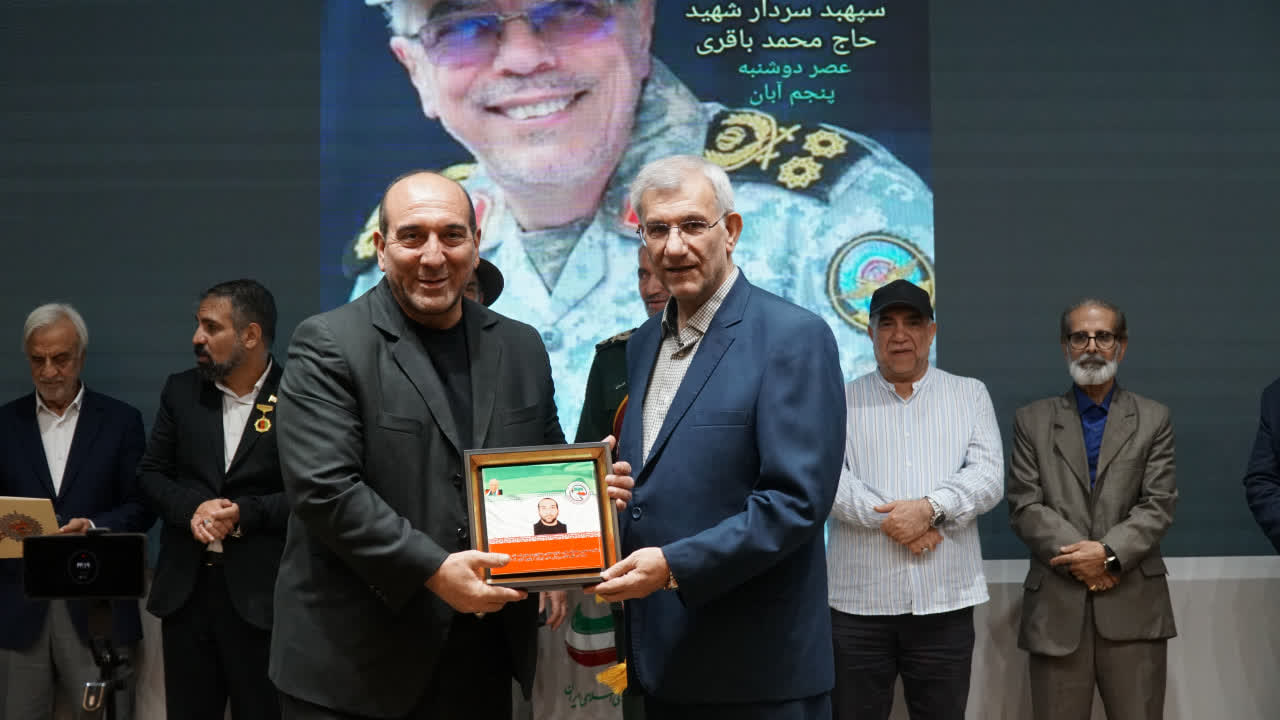 تجلیل از مفاخر ورزش در همایش ملی جعفر کاشانی/// اهدای نشان ویژه علمی به پورکیان تجلیل از مفاخر ورزش در همایش ملی جعفر کاشانی/// اهدای نشان ویژه علمی به پورکیان